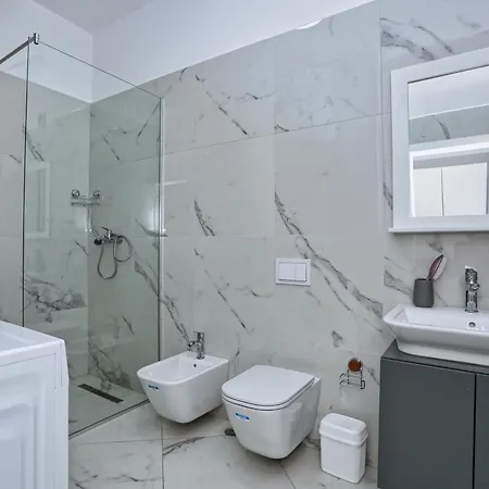 Luxury Square 21tirana * 티라나